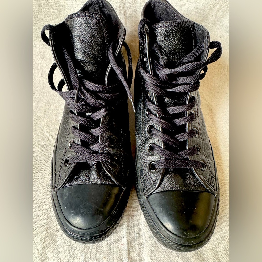 Converse Unisex Black Leather High-Top. Size EU 40.